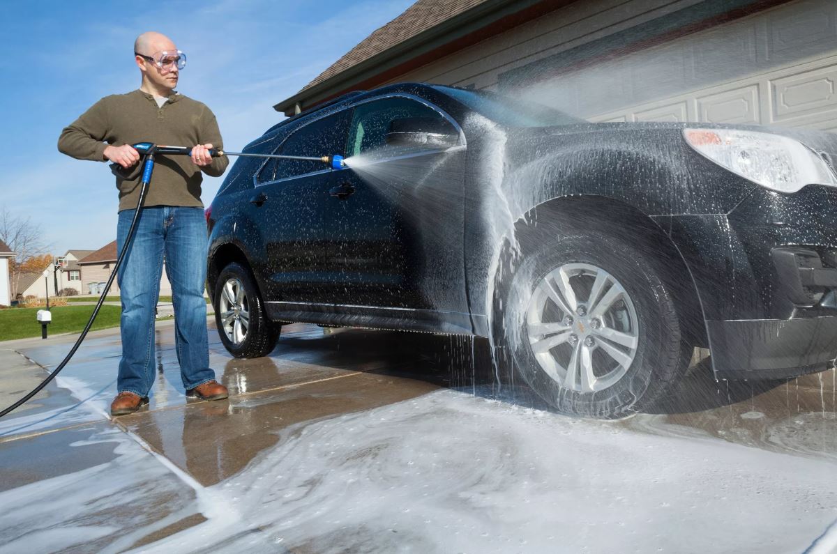 Можно мыть машину возле частного дома. Мойка автомобиля. Мытье машины. Бесконтактная мойка автомобиля. Правильная мойка автомобиля.
